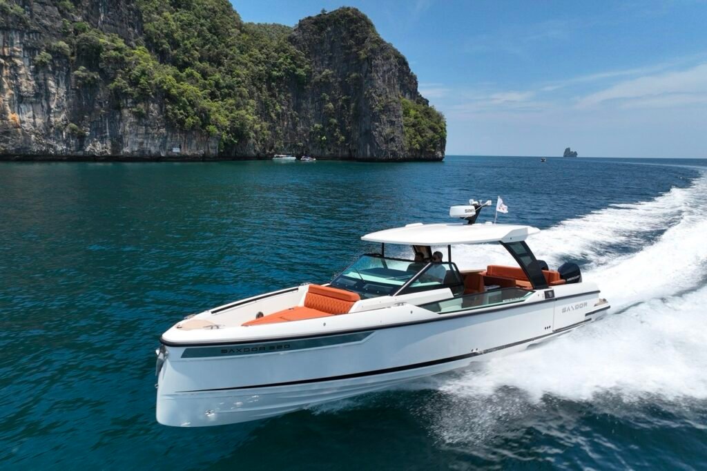 10 metre planing hull yacht for sale, exterior on the water