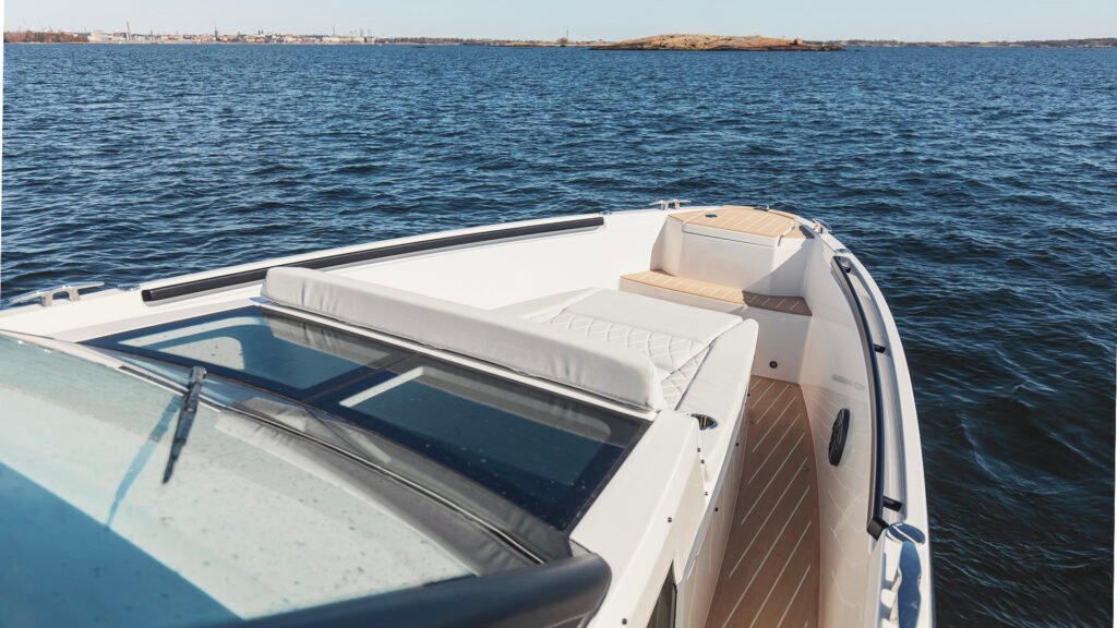 2 guest monohull walkaround yacht for sale, exterior