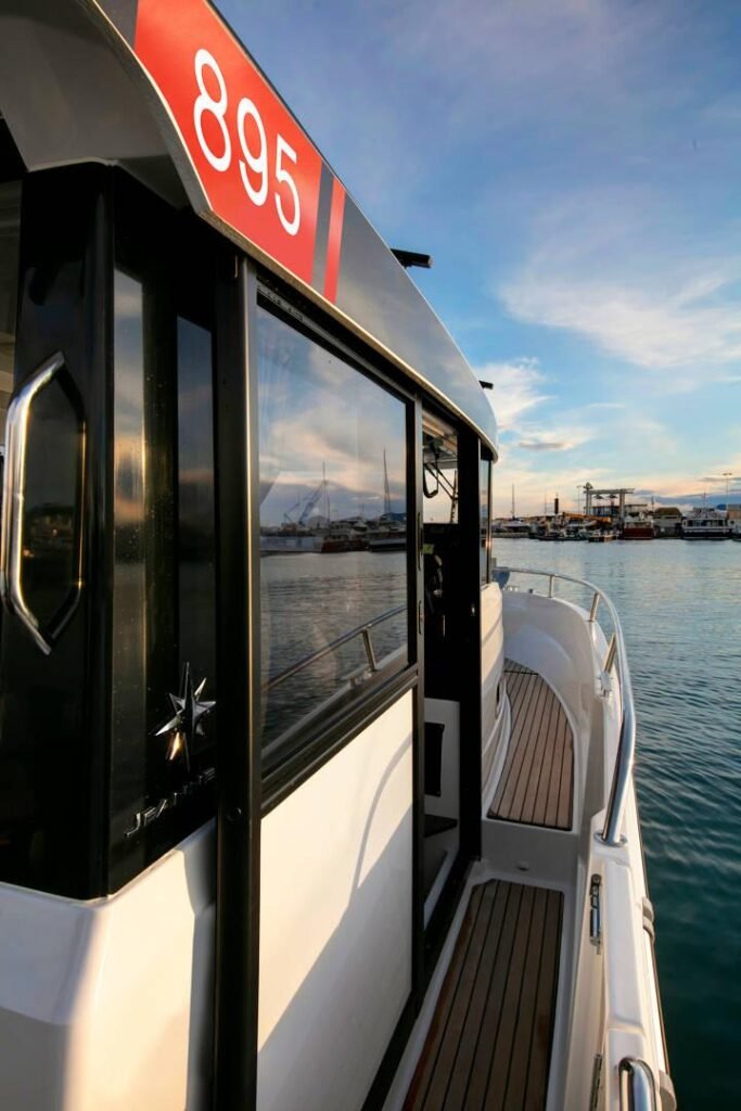 French walkaround with 2 cabins, bow and side deck