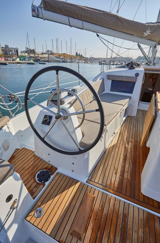 2 cabin luxury yacht from France, refined master suite