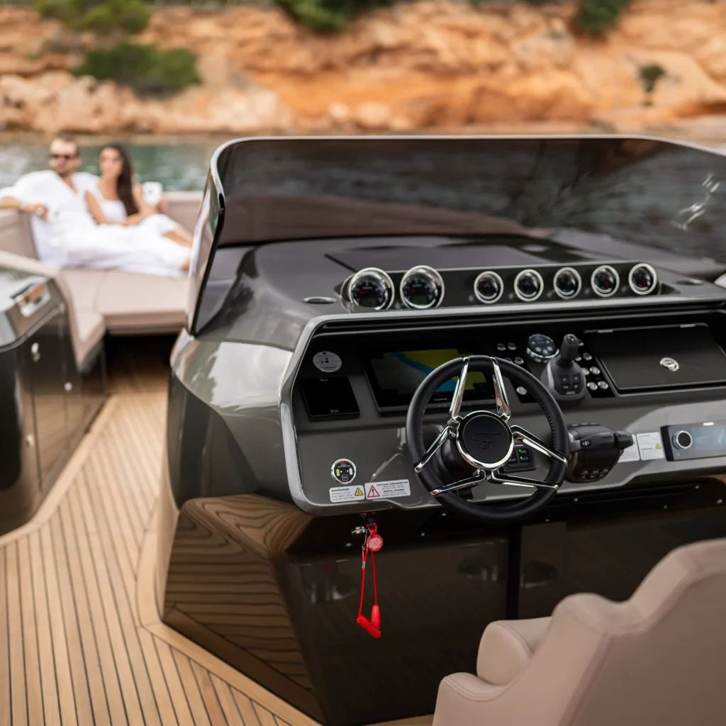 1 cabin luxury yacht for 8 guests, interior detail