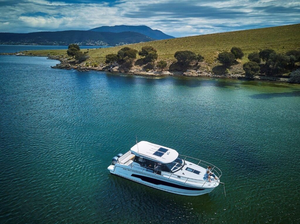 11 metre French outboard yacht for sale, running at speed
