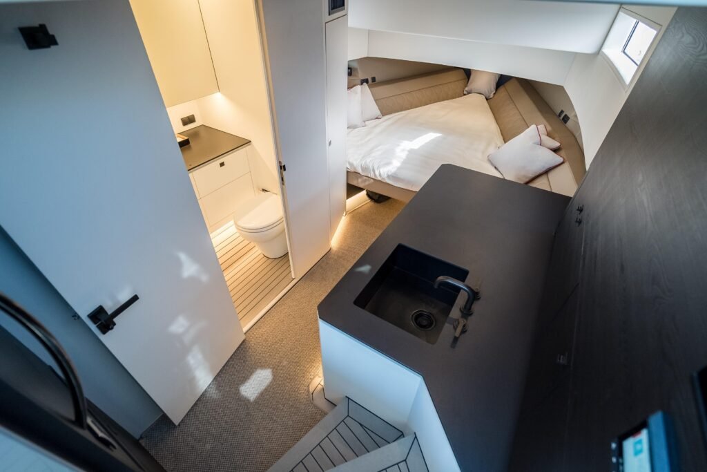 single cabin luxury yacht for sale near 1000000 euros