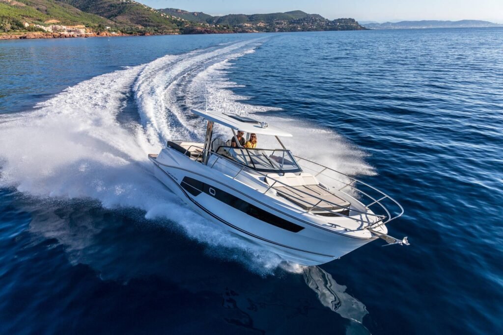 11 metre planning walkaround yacht for sale, cruising at speed