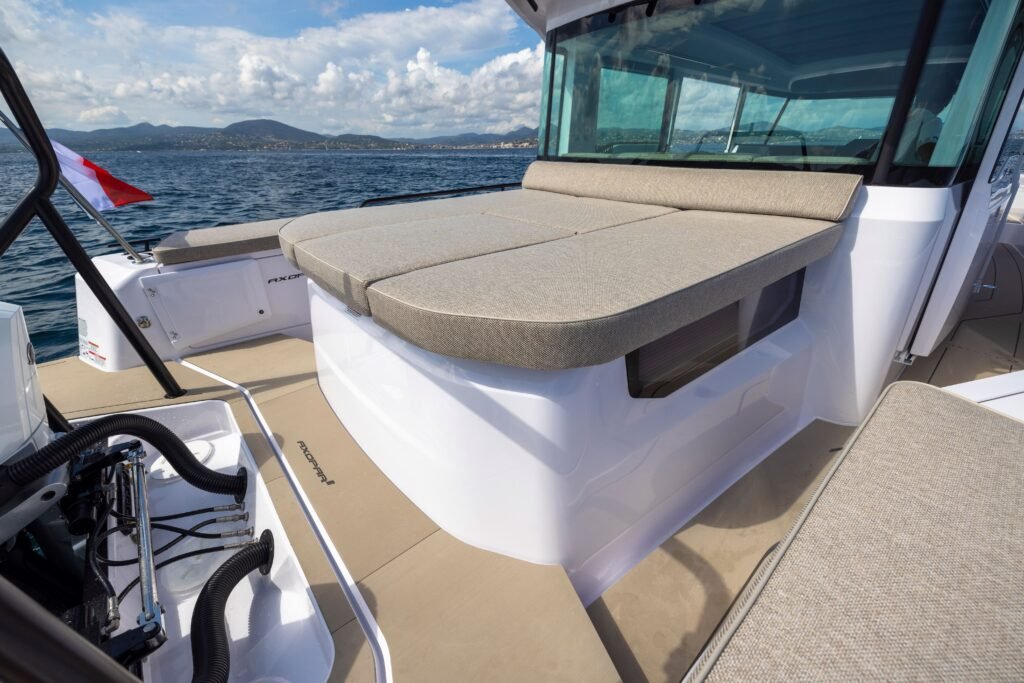 Axopar 37 XC Cross Cabin yacht