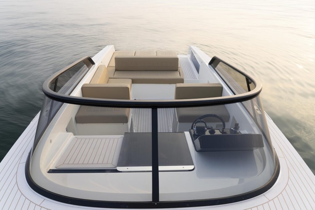 10 metre Dutch built yacht for sale, interior and living space