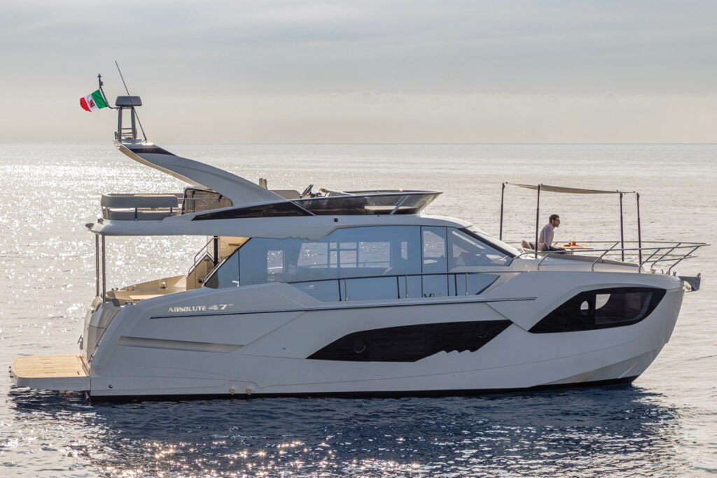 2 cabin flybridge yacht around 600,000 euros, at anchor
