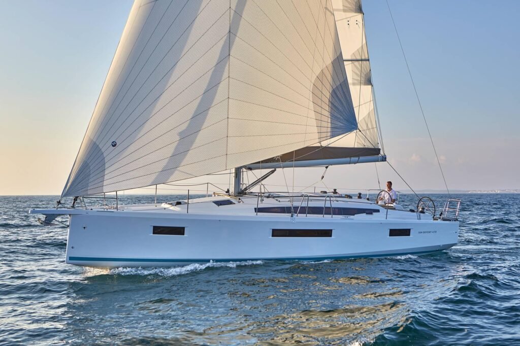 2 cabin GRP yacht from France, interior living space