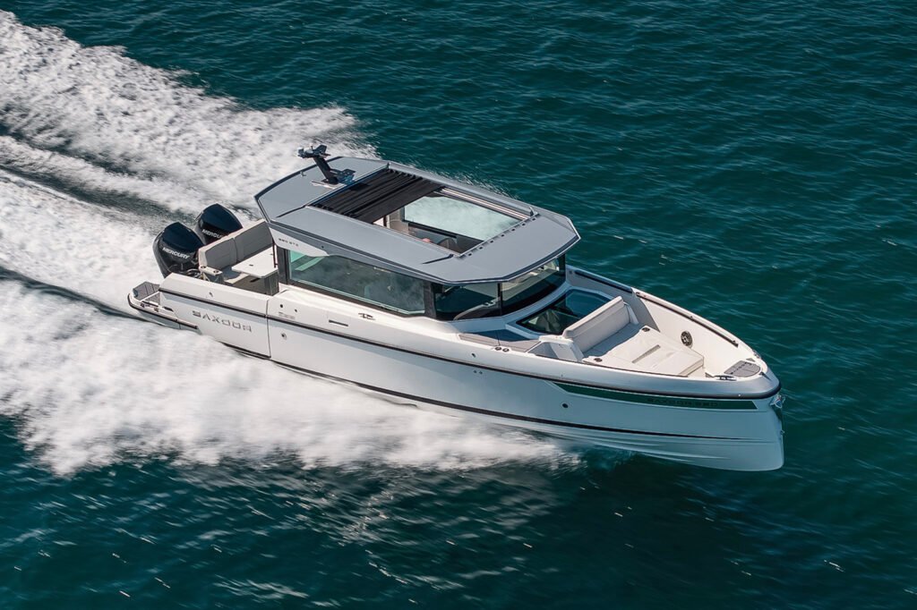 Saxdor 320 GTC yacht