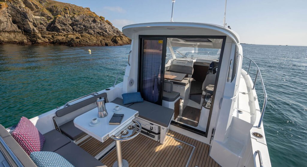 single cabin day yacht for sale hosting eight guests