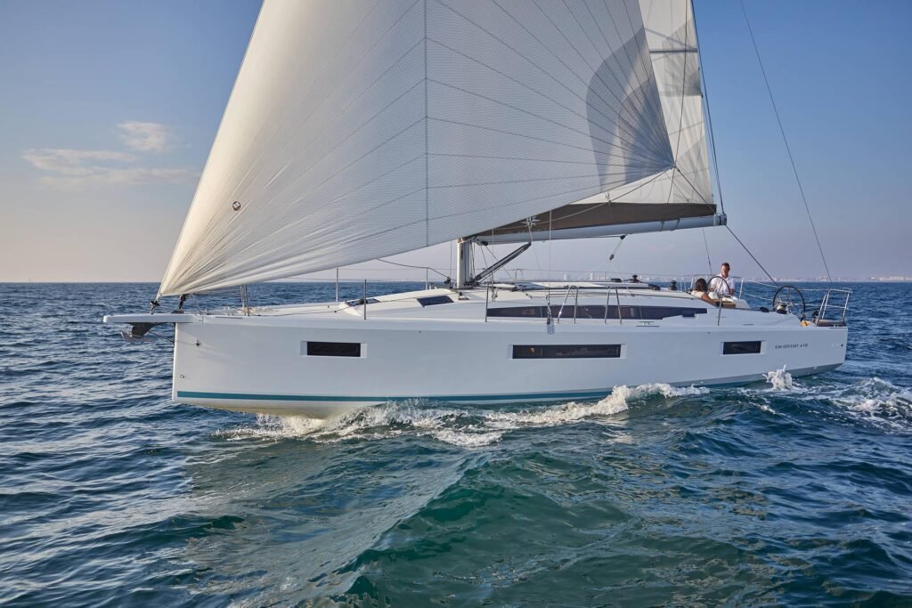 2 cabin luxury French yacht for sale, elegant profile