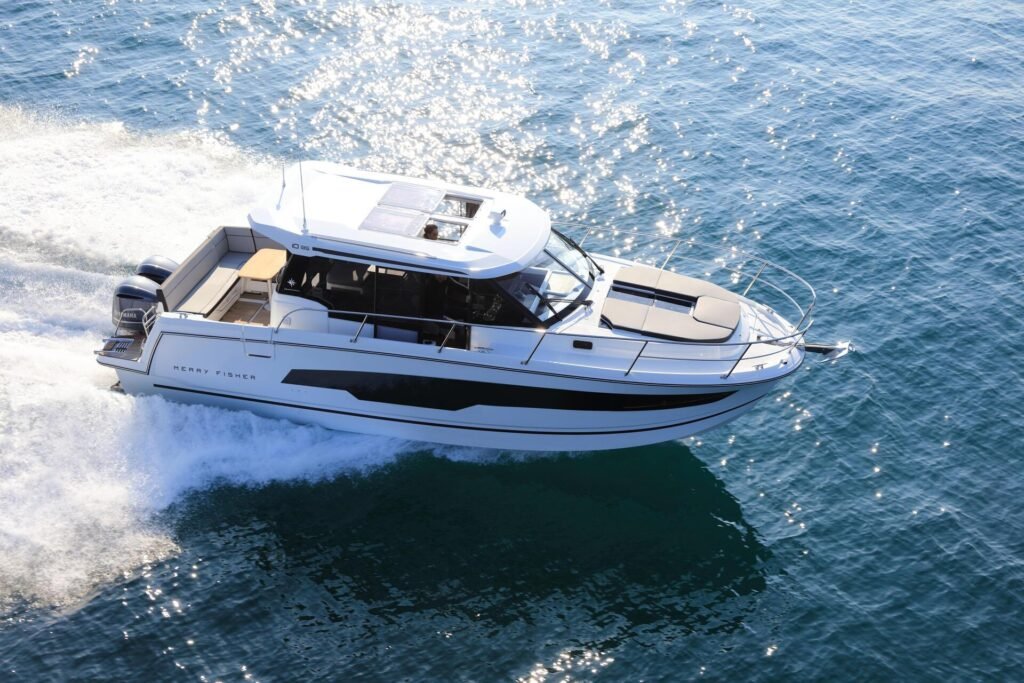 11 metre French-built outboard yacht for sale, stern and engines