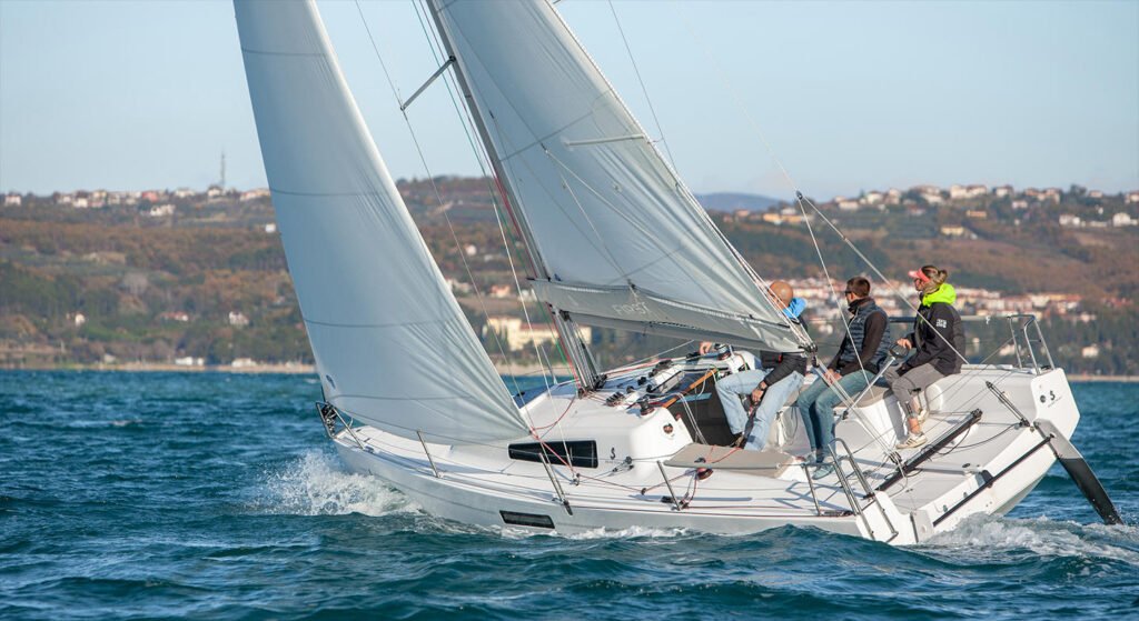 10 metre planning hull for 14 guests, spacious deck arrangement