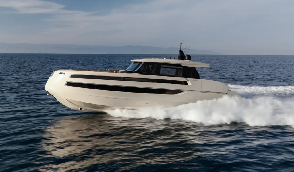 Invictus ST550 yacht
