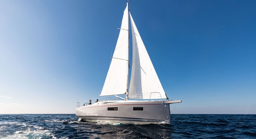GRP sailing yacht around 100,000€ for sale, interior and living space