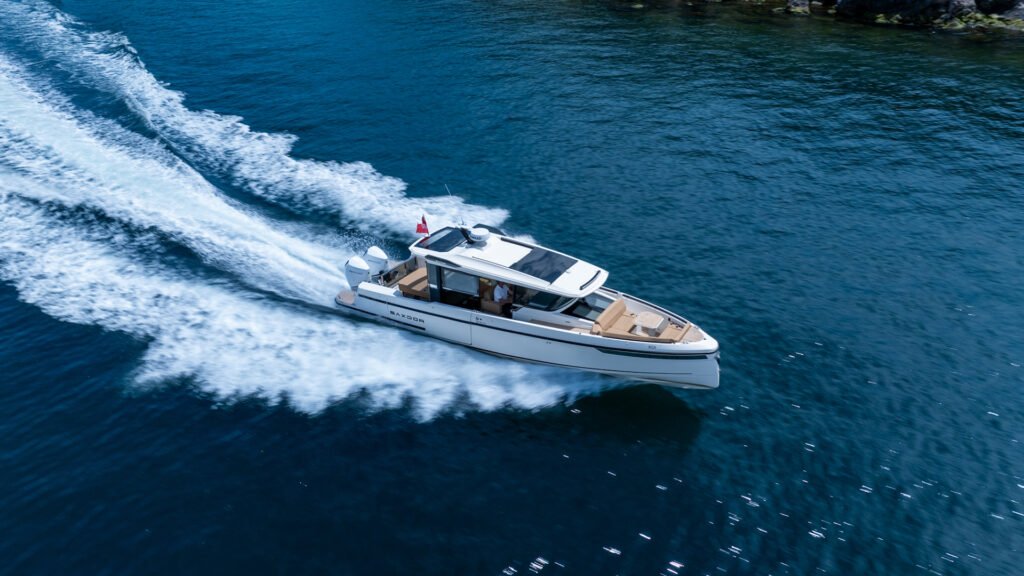 2 cabin Finnish outboard yacht, deck and cabin layout