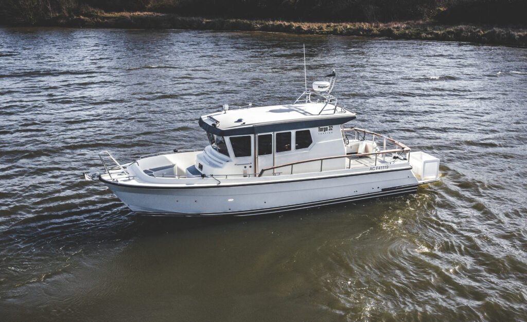 2 cabin luxury Finnish yacht for sale, sleek profile