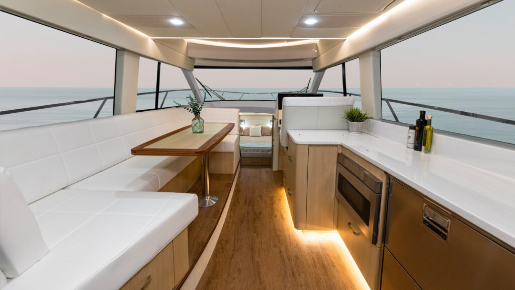 2 cabin coupé yacht at anchor, hardtop design