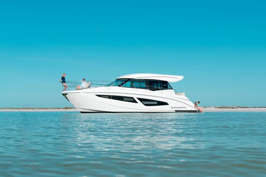 2 cabin coupé yacht for sale around 600,000 euros, exterior profile