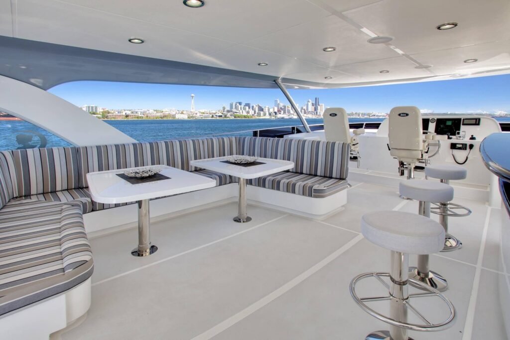 Chinese monohull yacht for sale, cruising on open water