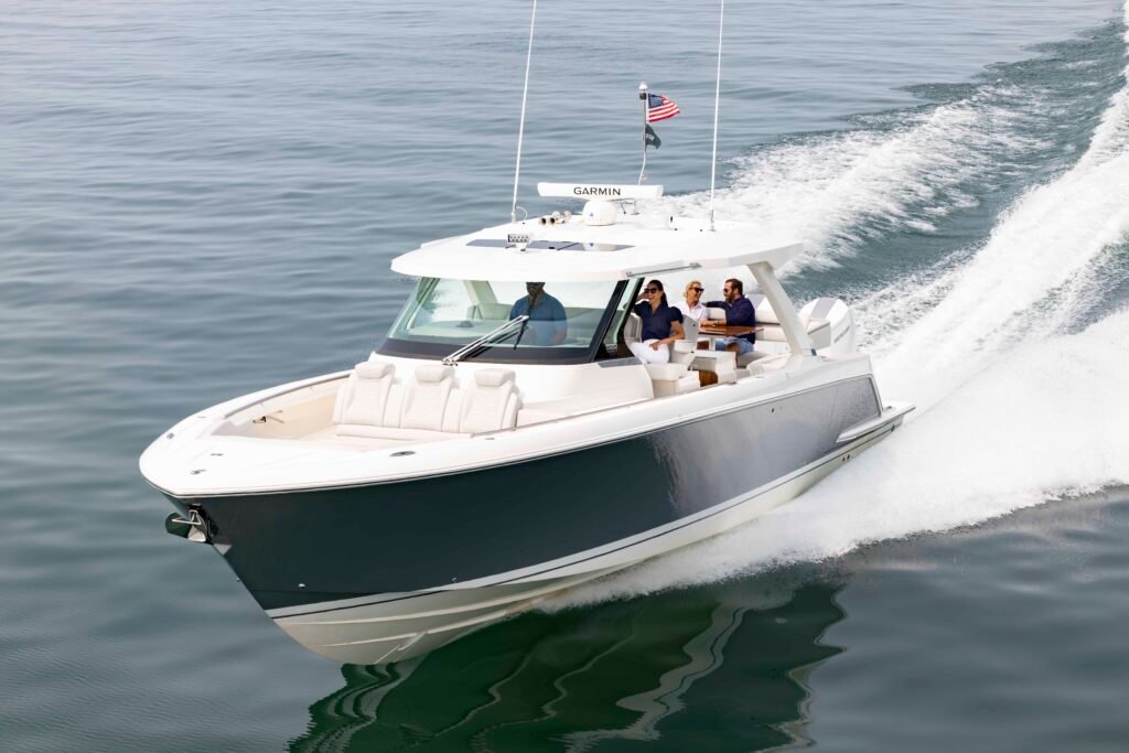 2 cabin outboard planning yacht, interior cabin view