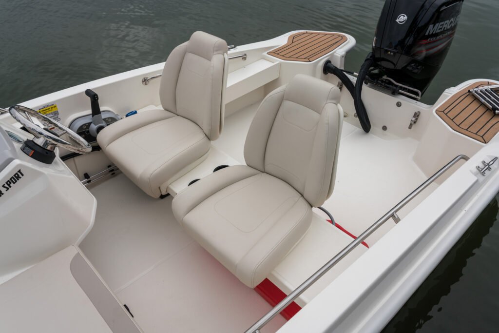 16 Guests Outboard Planning yacht for sale, interior and living space