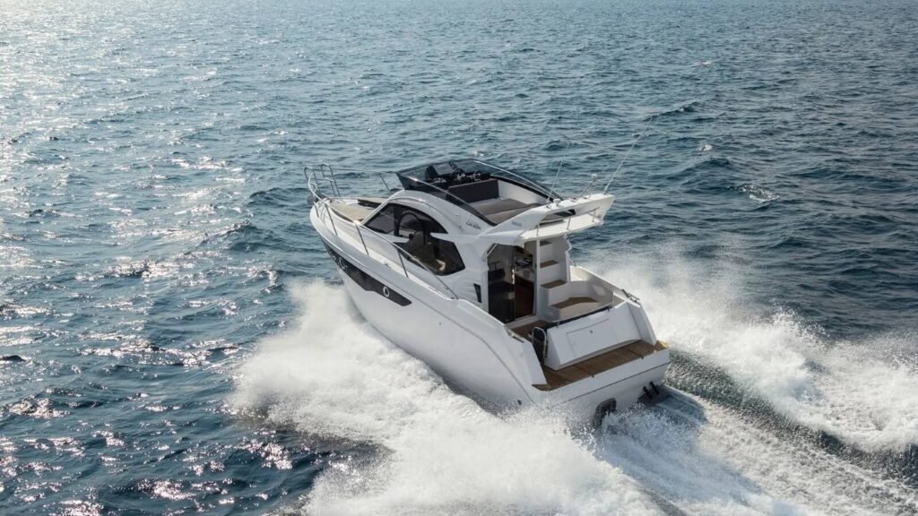 Galeon 300 Fly yacht