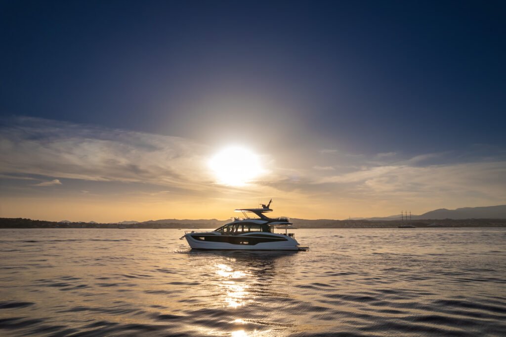 Flybridge 20 metre yacht interior, main saloon