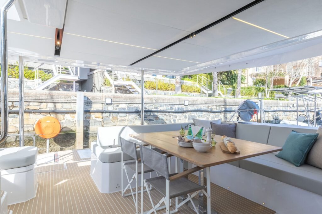 sailing yacht 8 guests 4 cabins, interior cabin and living space