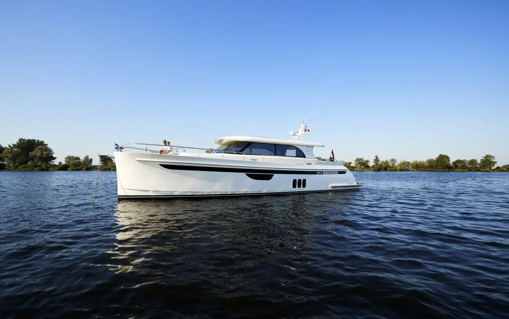 2 cabin Dutch semi displacement yacht for sale, cruising