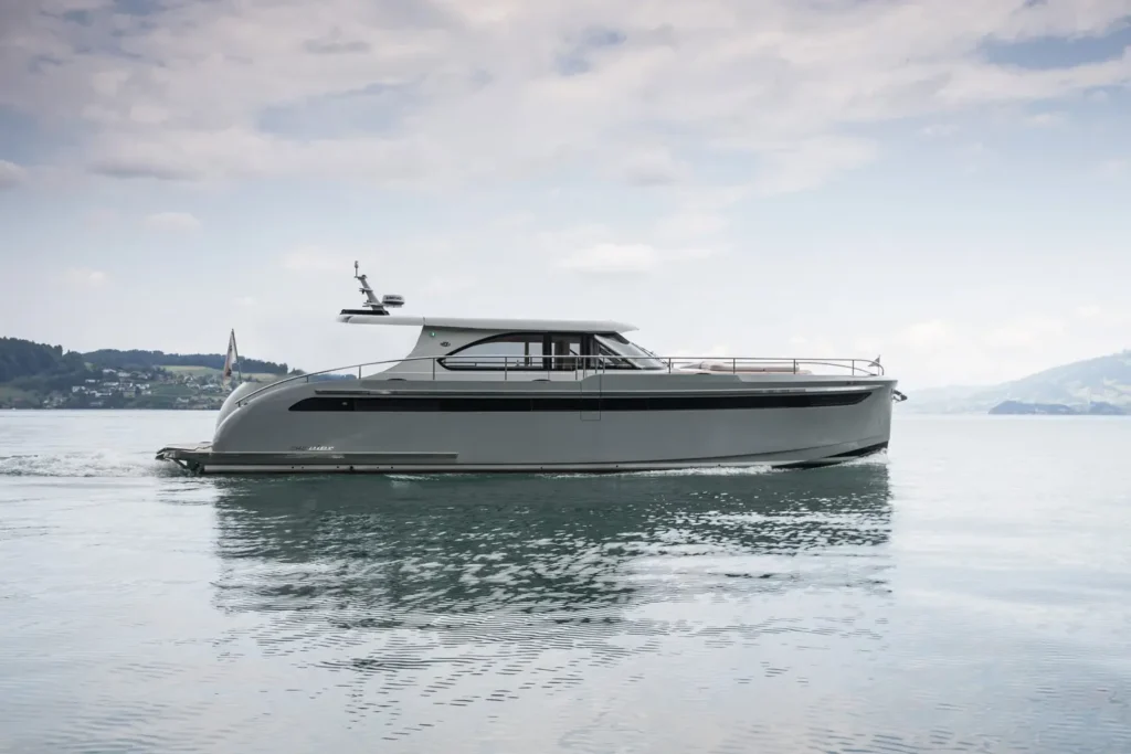 18 metre Dutch planing yacht for sale, at speed on open water
