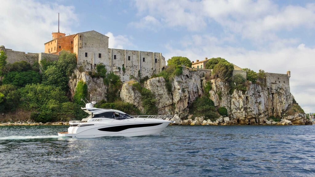 16 metre luxury yacht around 600,000 euros, exterior cruising