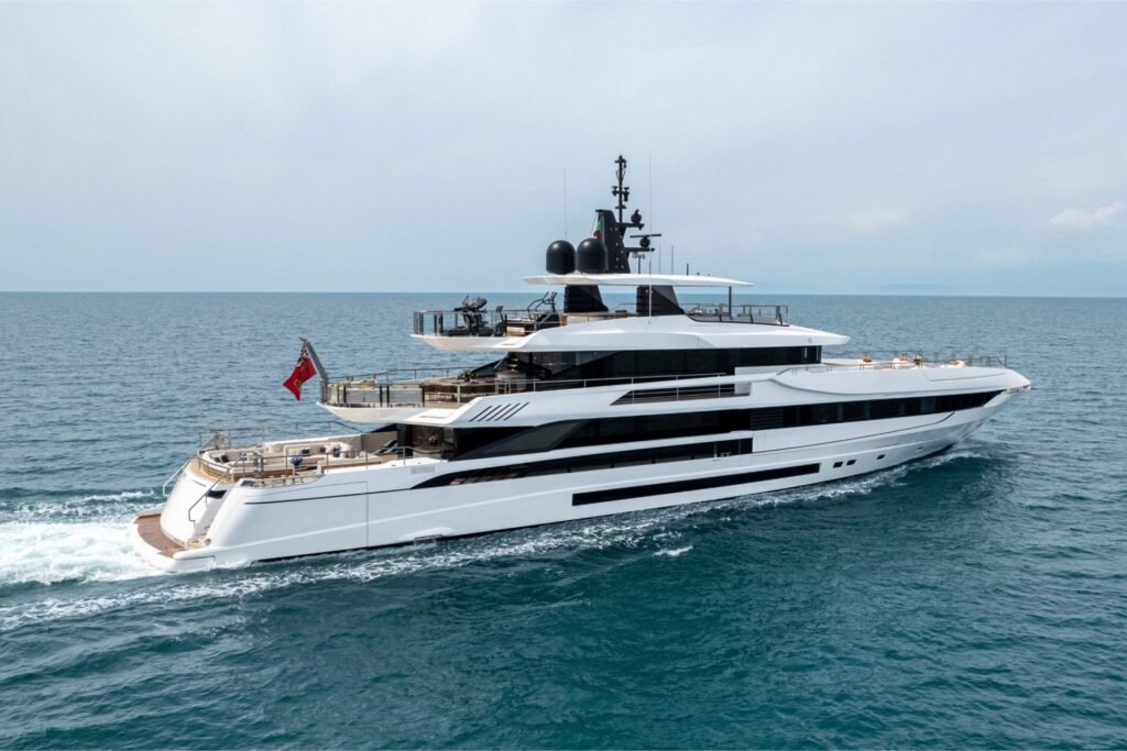 12 guest aluminium monohull yacht at anchor, hull and profile
