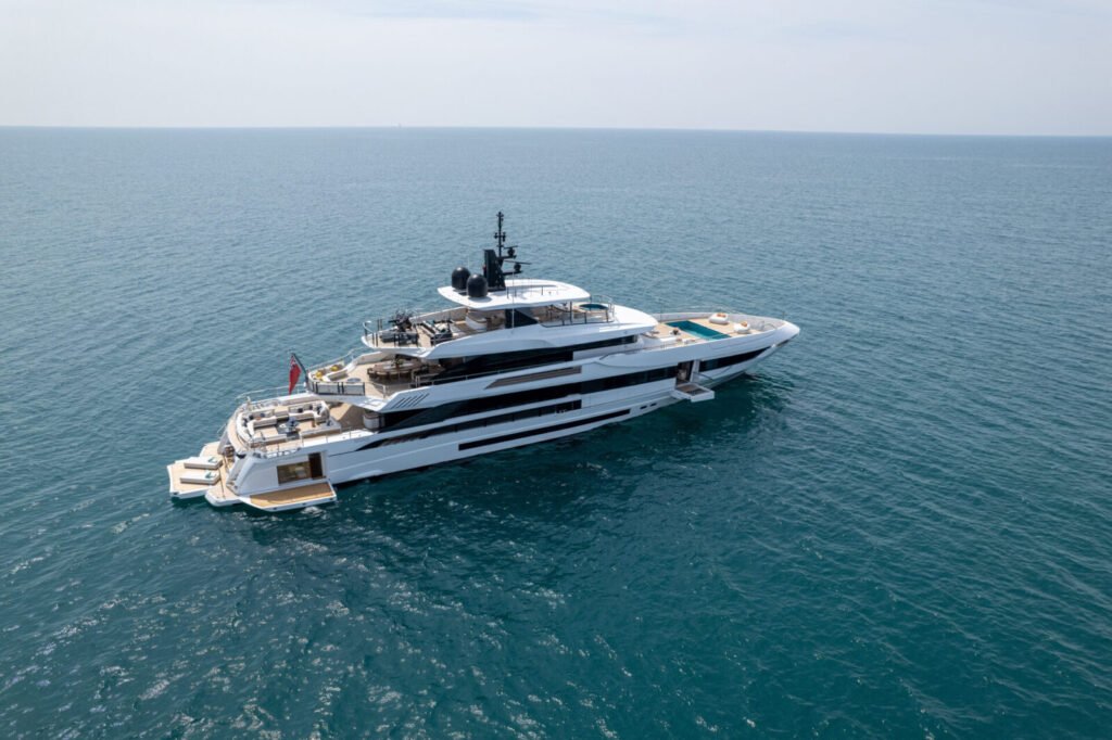 12 guest aluminium monohull yacht, interior and accommodation