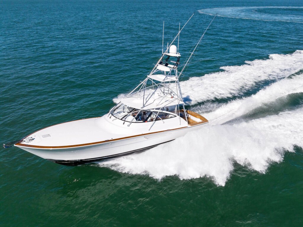 16 metre 3 cabin USA yacht, interior living and dining area