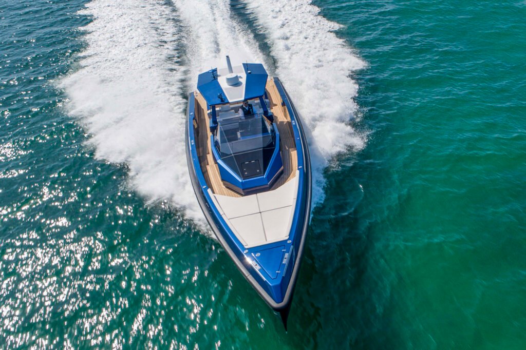 15 metre Italian planning hull yacht for sale, interior and living space