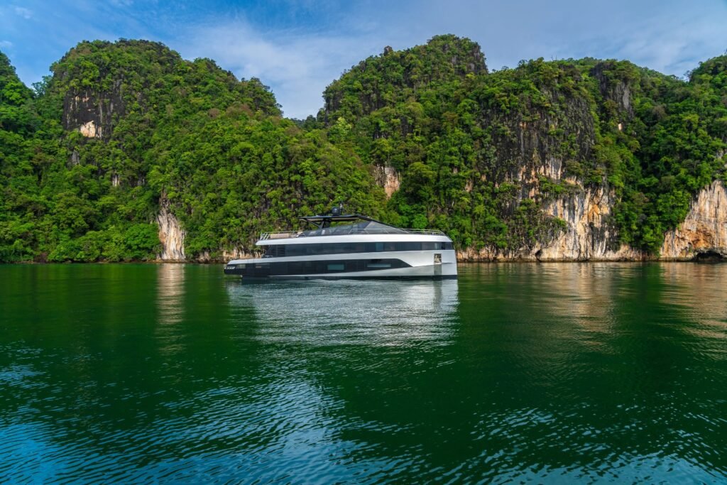 24 metre planing hull yacht for sale at speed