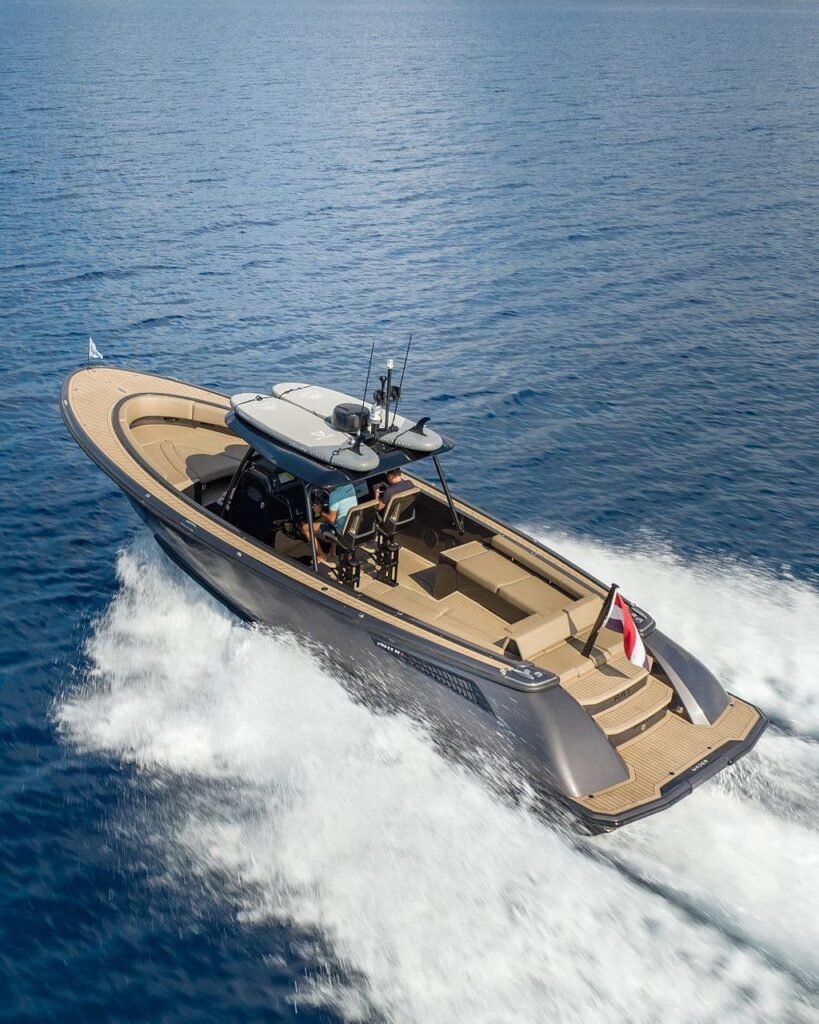 12 metre 16 guest yacht at 600,000 euros, refined interior spaces