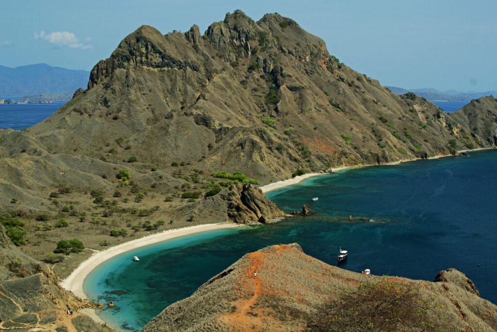 komodo yacht for charter