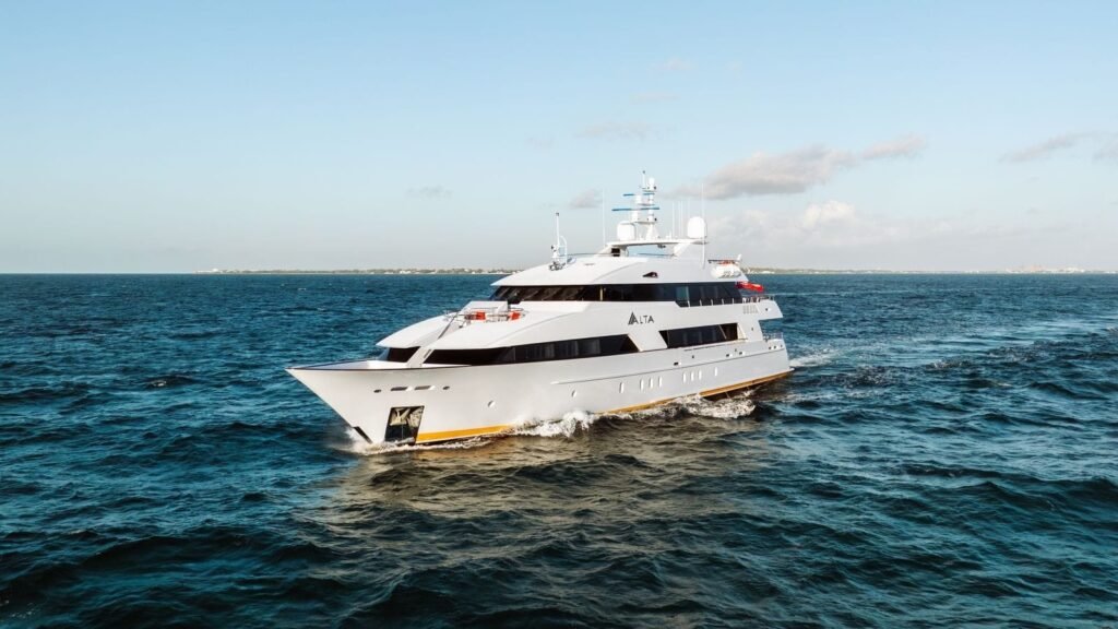 phuket-family, exterior profile at anchor
