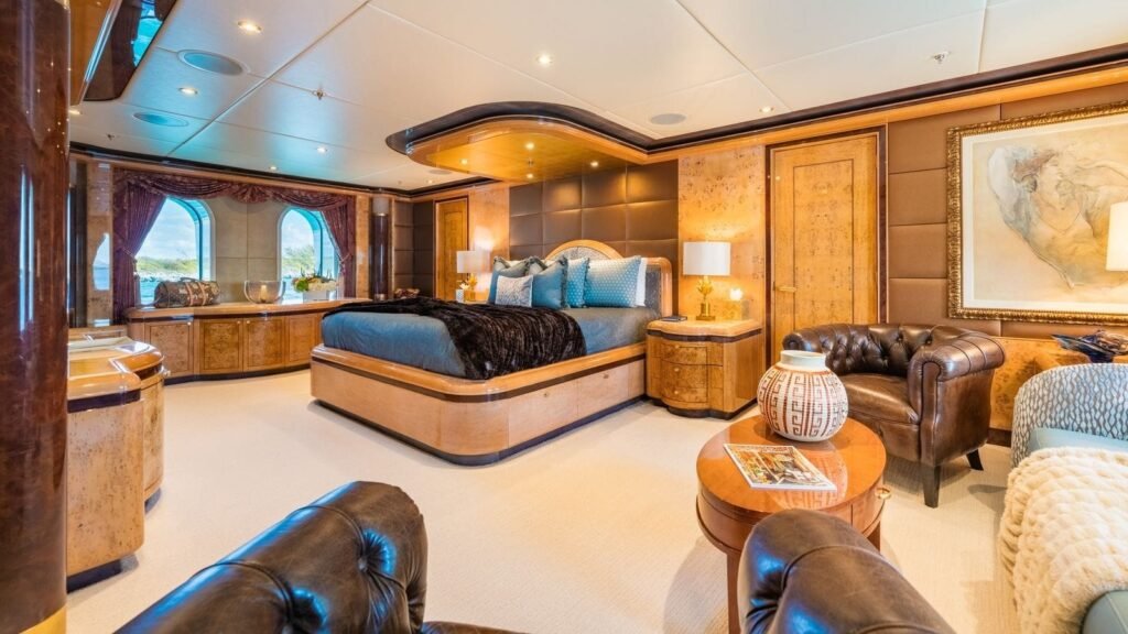 Full-beam master suite with a sitting area