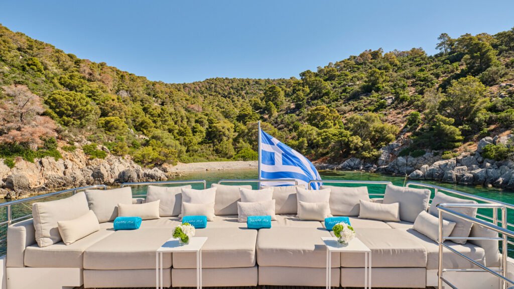 Motor yacht charter Cooper Island, superyacht anchored in southern BVI
