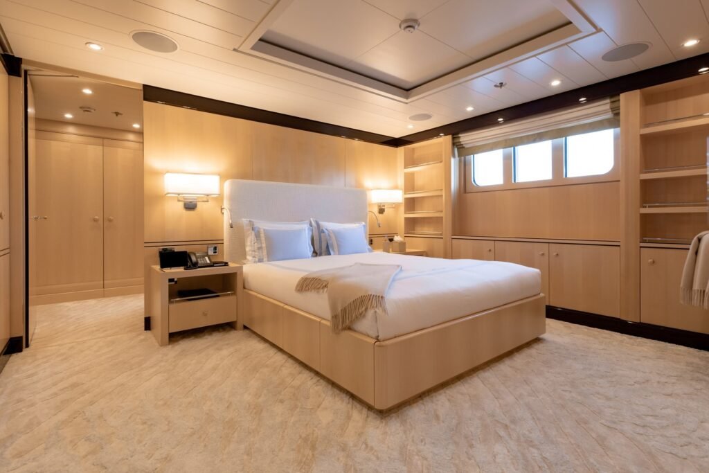 La Mirage Yacht for charter 6