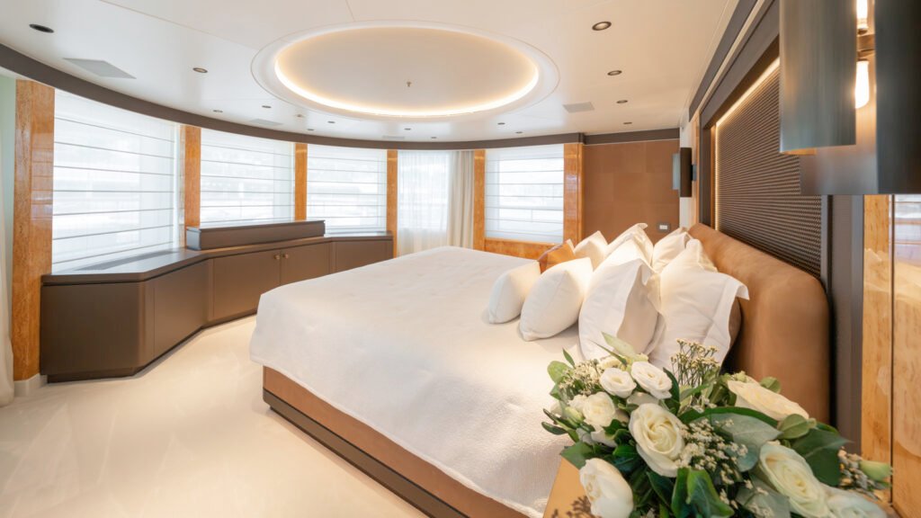 AELIA - full-beam master suite with seating area