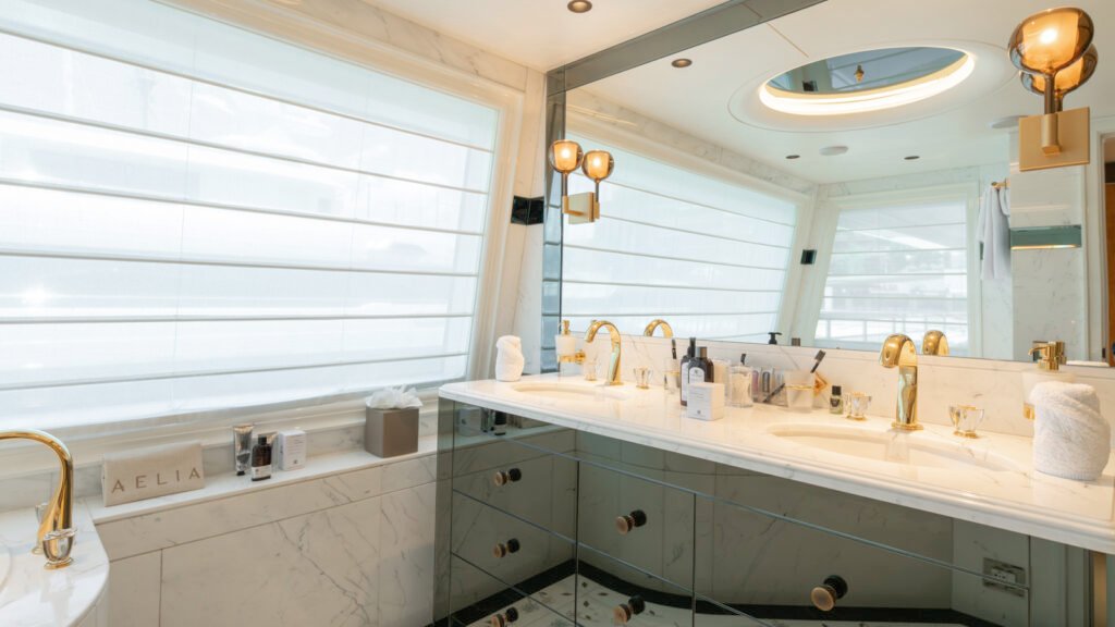 AELIA - ensuite bathroom in marble