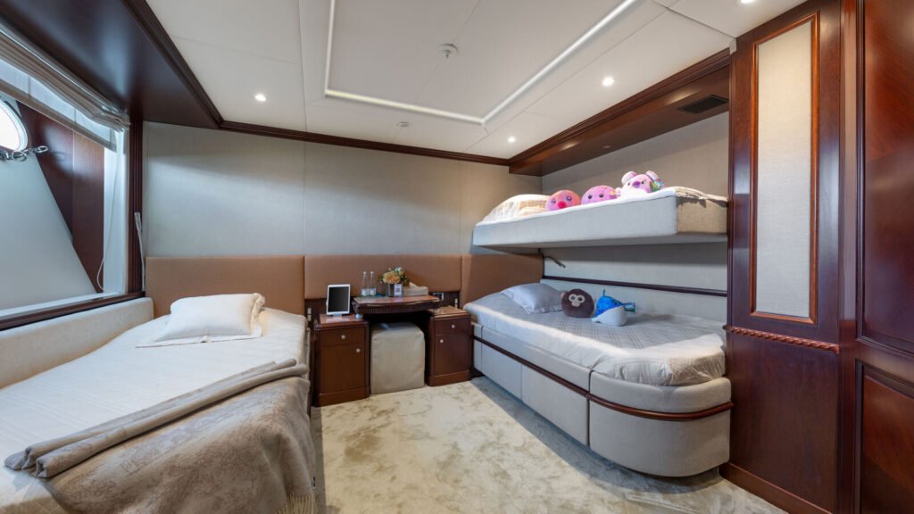 Twin cabin arranged for children, with a fixed bunk