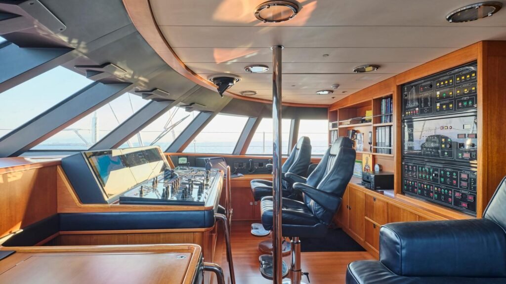 ALMYRA II - wheelhouse and helm station
