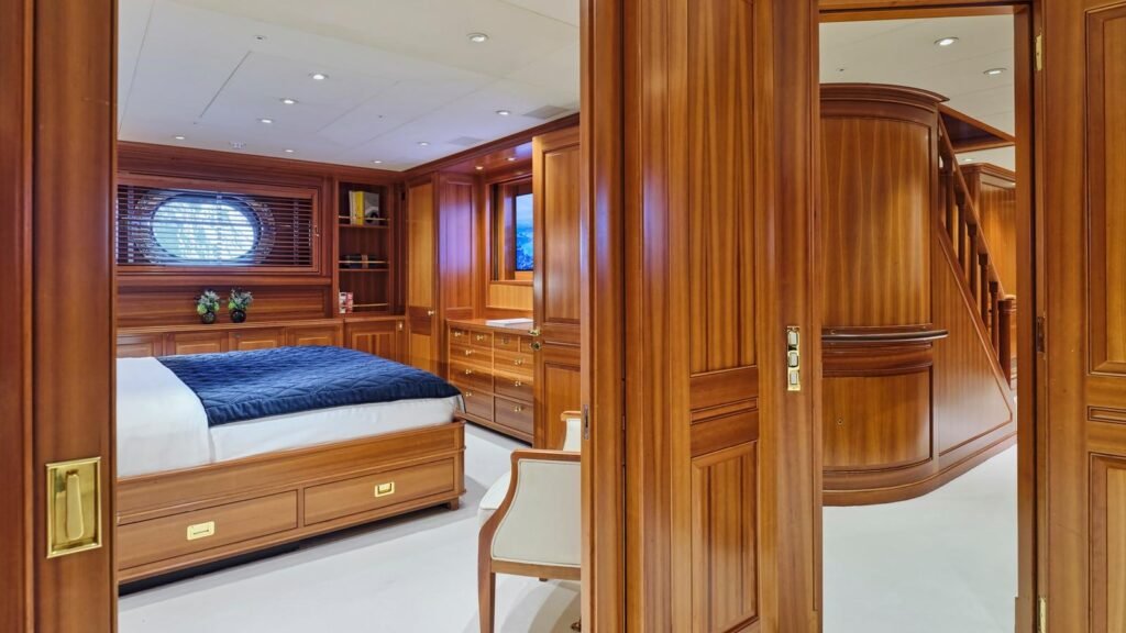 ALMYRA II - master suite bed