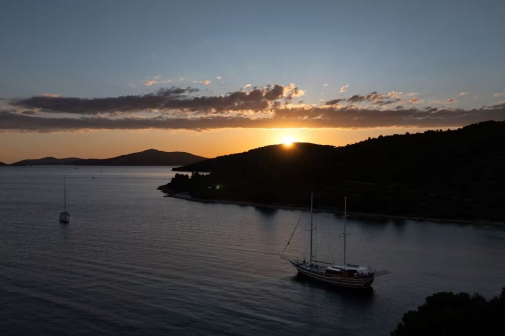 ANDEO foredeck sun deck