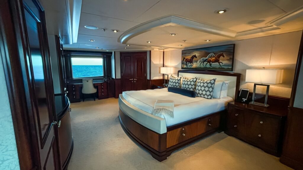 AVALON - master suite bed